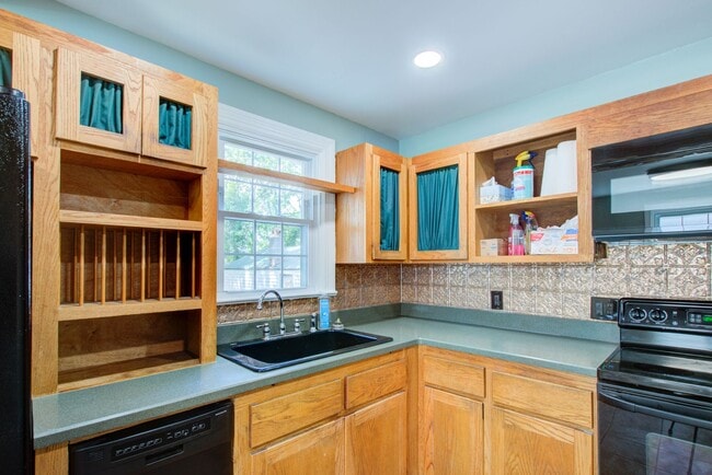 Building Photo - Renovated Home on Quiet Cul-De-Sac