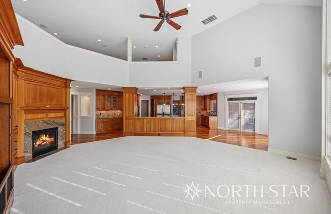 Building Photo - Stunning Bull Mountain Estate