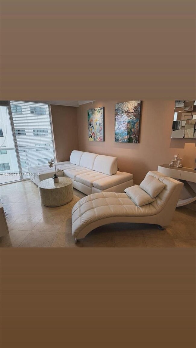 Foto del edificio - 6365 Collins Ave