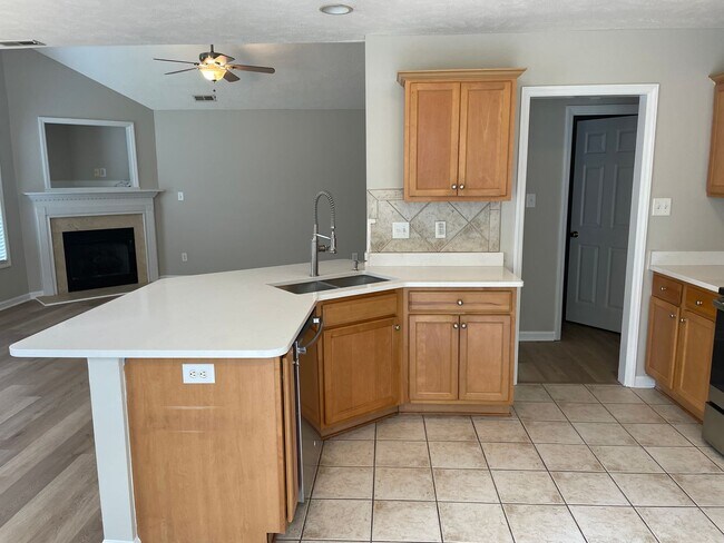 Building Photo - 3 Bedroom/3 Bath Ranch Close to Fort Liberty