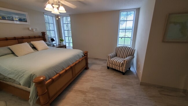 Master Bedroom pic1 - 3800 Oaks Clubhouse Dr