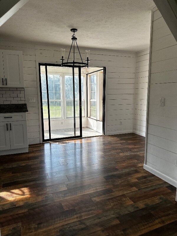 Foto del edificio - 467 Russell Ridge Rd