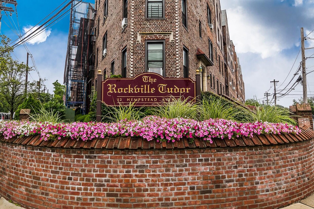 Primary Photo - 12 Hempstead Ave