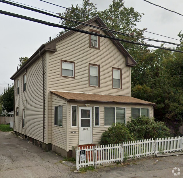 Building Photo - 688 Canterbury St