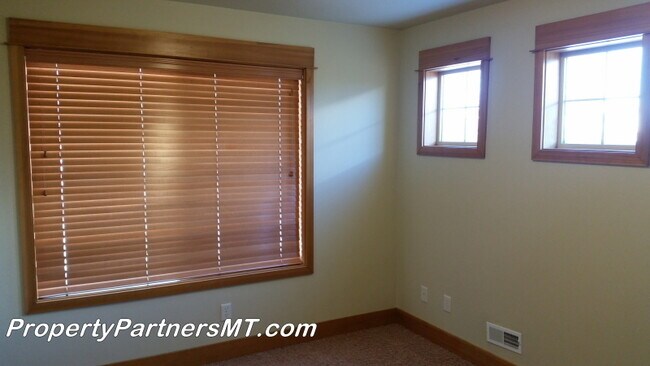 Foto del edificio - **Need more garage?** 3 Bed 2 Bath house