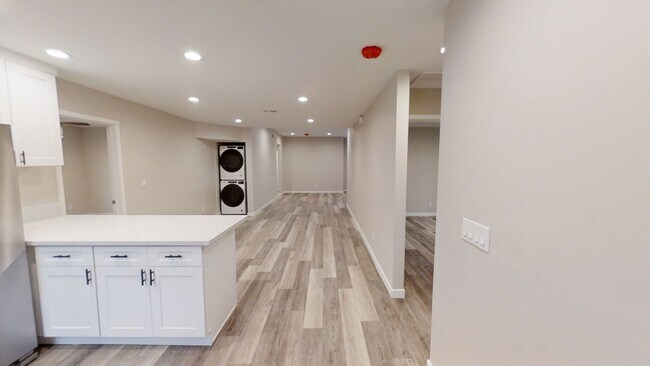 Building Photo - 6BD/2BA on Ewing!