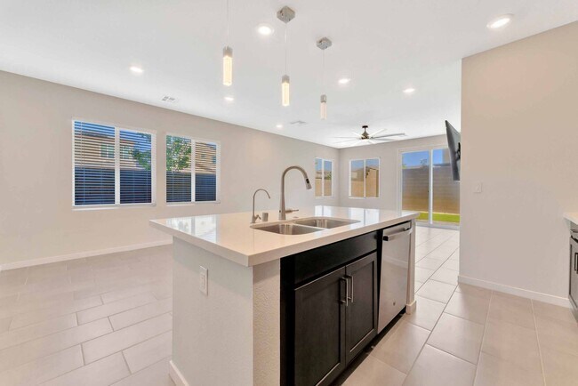 Building Photo - Spacious Modern Home with Luxuries!