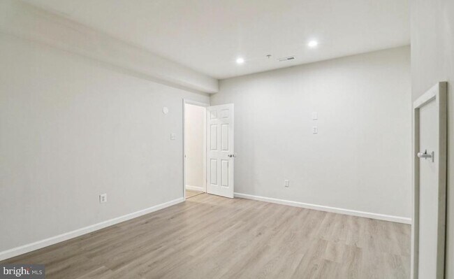 Foto del edificio - 6005 Armaan Dr