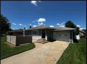 Building Photo - 812 W 4th St