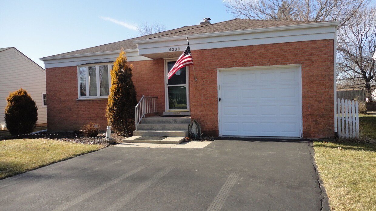 Primary Photo - 4230 Highland Ave