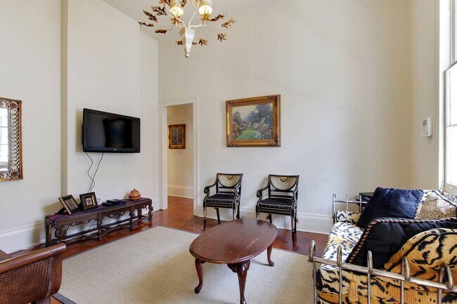 Sala de estar con TV por cable - 5221 Magazine St