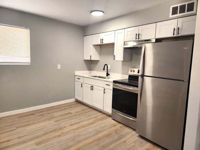 Building Photo - Charming 1BR in North Phoenix – Updated In...
