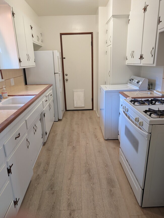 Cocina recién pintada, suelo nuevo. - 565 N Valencia pl.