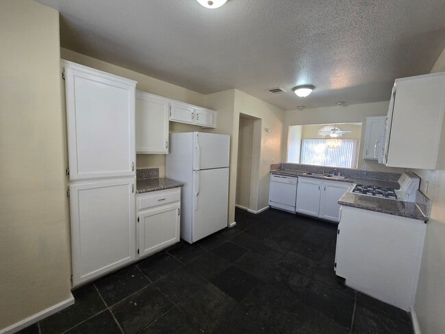 Building Photo - 2417 Bloomington Dr