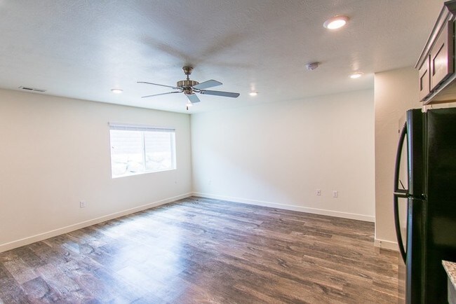 Building Photo - Granite Countertops! Brand New Townhome
