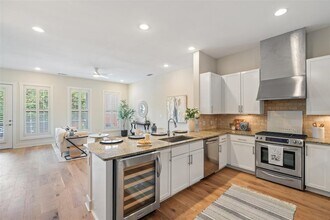 Building Photo - 2520 Bluebonnet Ln
