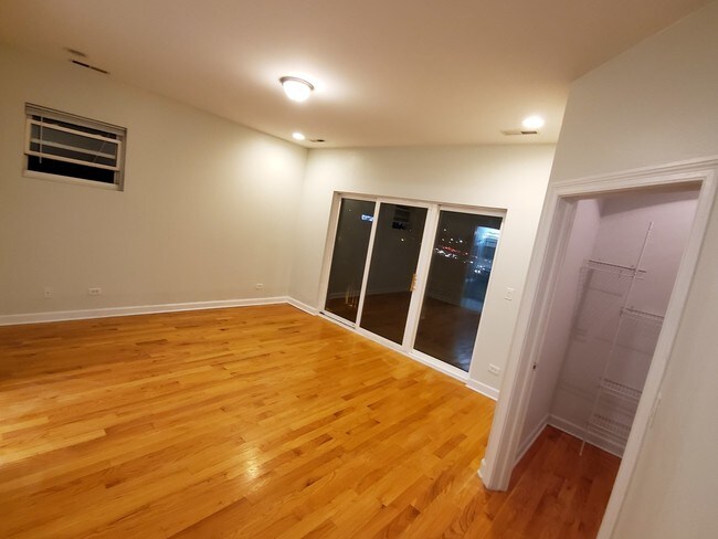 Foto del edificio - 5019 W Lawrence Ave