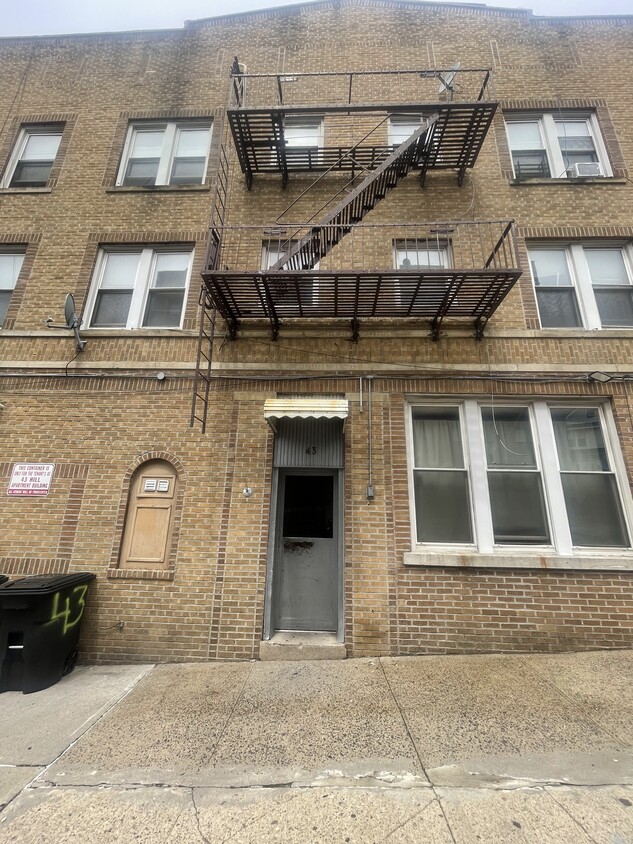 Primary Photo - 43 Hill St