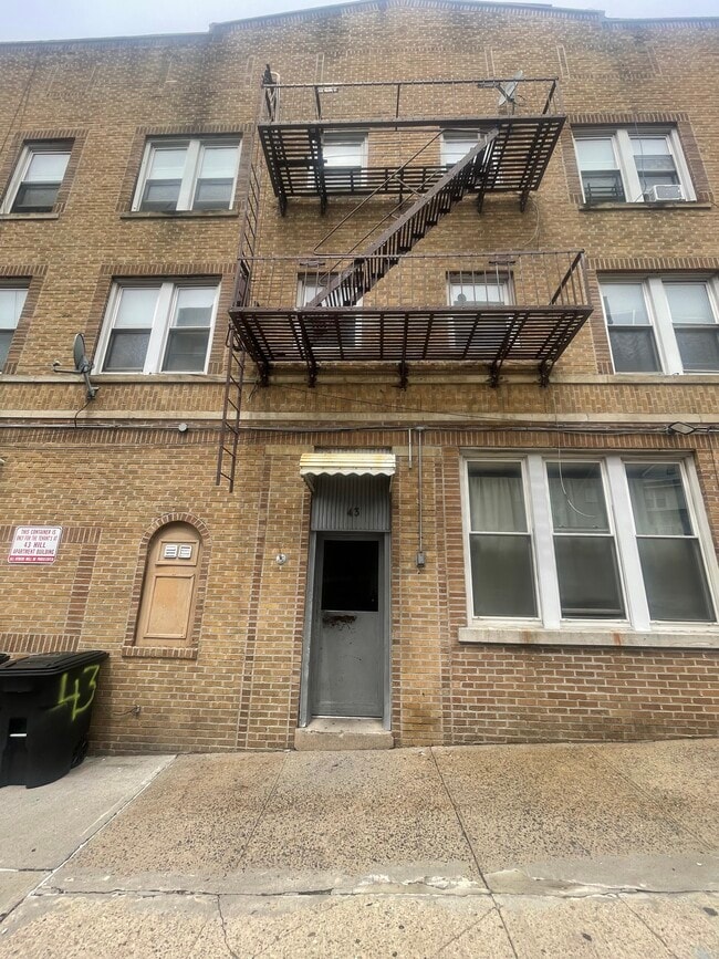 Building Photo - 43 Hill St