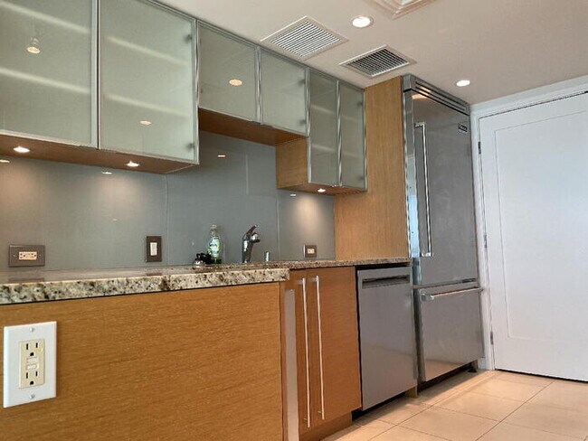 Foto del edificio - To register for the showing time below, no...
