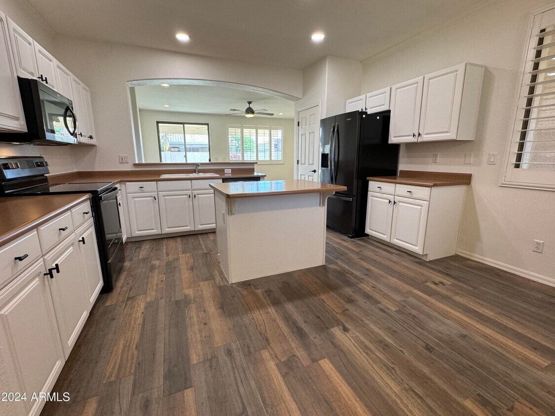 Primary Photo - 14570 W Catalina Dr