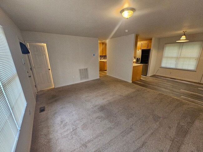 Building Photo - Cute duplex in Belmont-