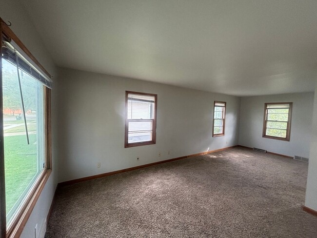 Foto del edificio - West-End Home with Garage & Large Backyard