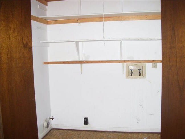 Building Photo - 611 W Tietgen St