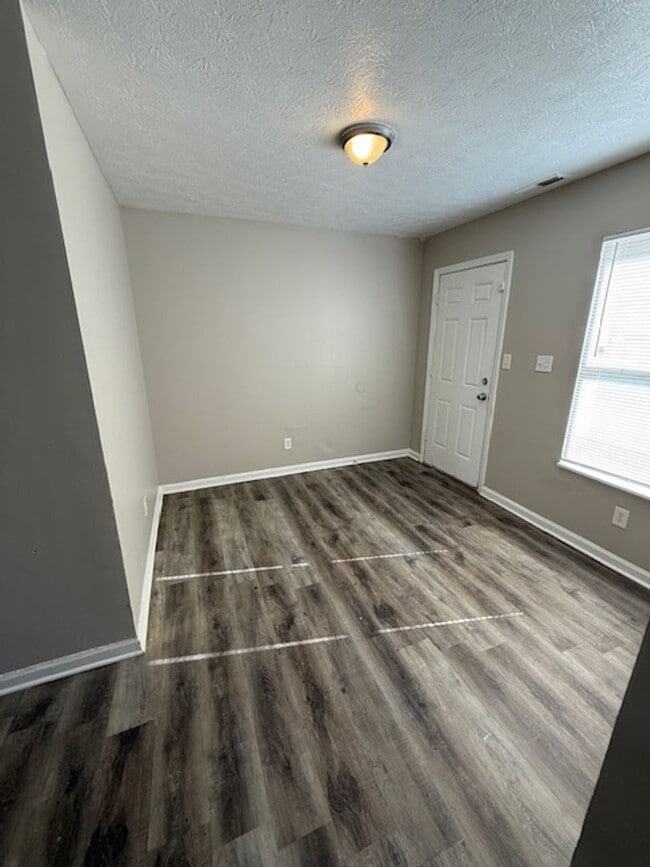 Foto del edificio - 3 Bedrooms with 1 - 1/2 Baths