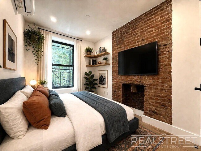 Foto del edificio - Beautifully Renovated 2-Bedroom Apartment in Flatbush
