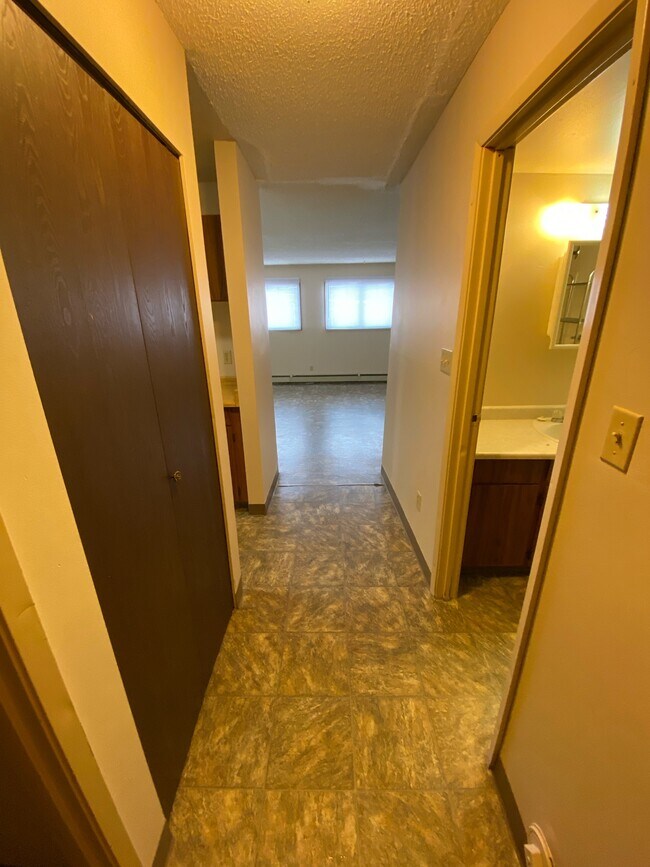 Photo du bâtiment - 10303-10396 96 Ave