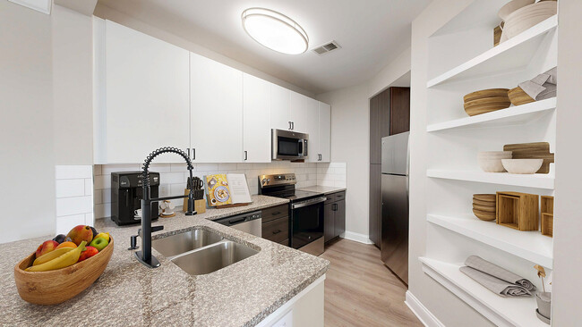 Cocina recientemente renovada con electrodomésticos de acero inoxidable. - Creekstone at RTP Apartments
