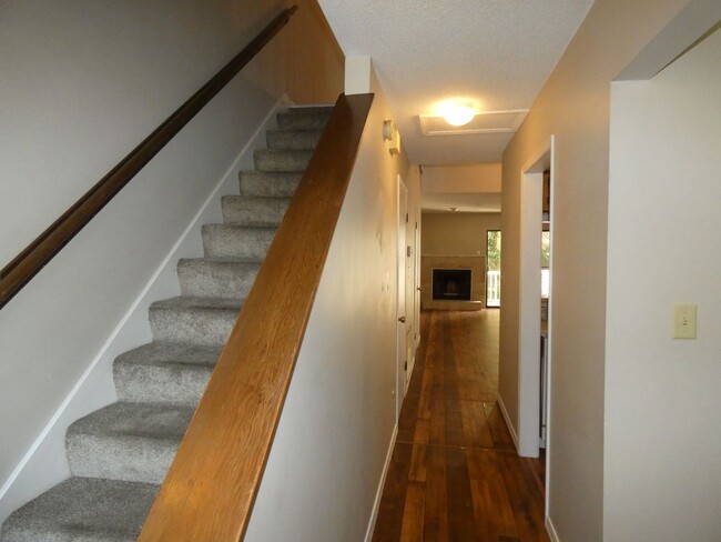 Foto del edificio - Nice Townhome - Wood Floors