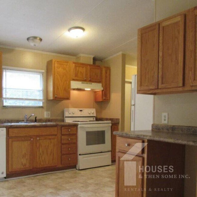 Foto del edificio - 490 White Horse Rd. Ext.