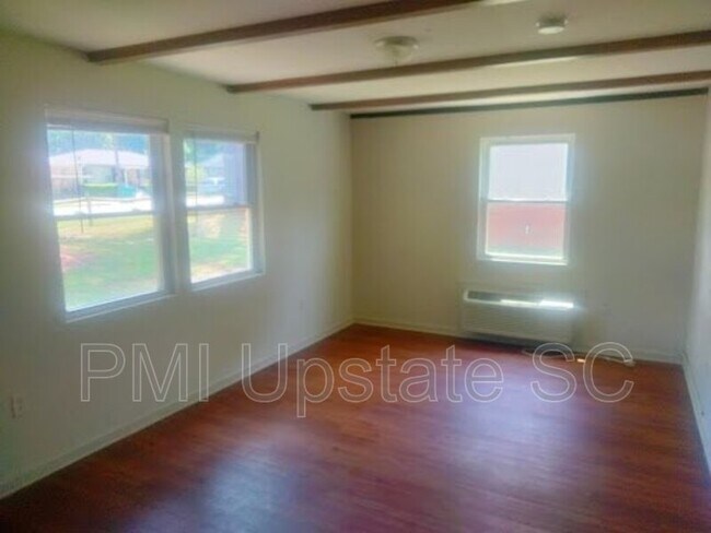 Foto del edificio - 201 Chandler Dr