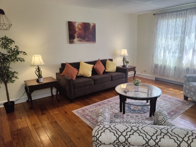 Foto del edificio - 5043 Copley Rd