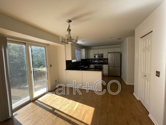 Foto del edificio - 9350 Cove Creek Dr