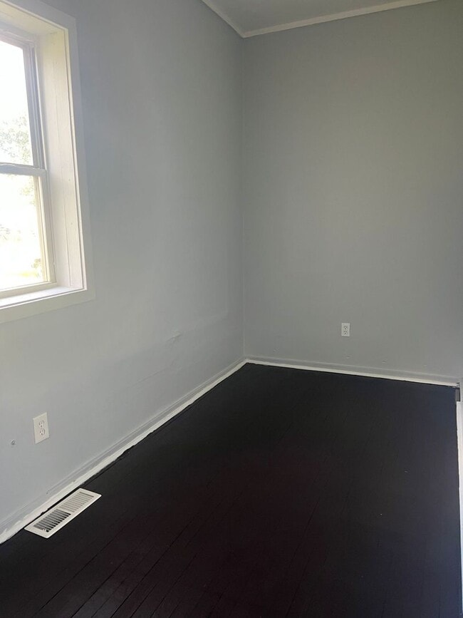 Building Photo - 4 bedrooms 2 baths