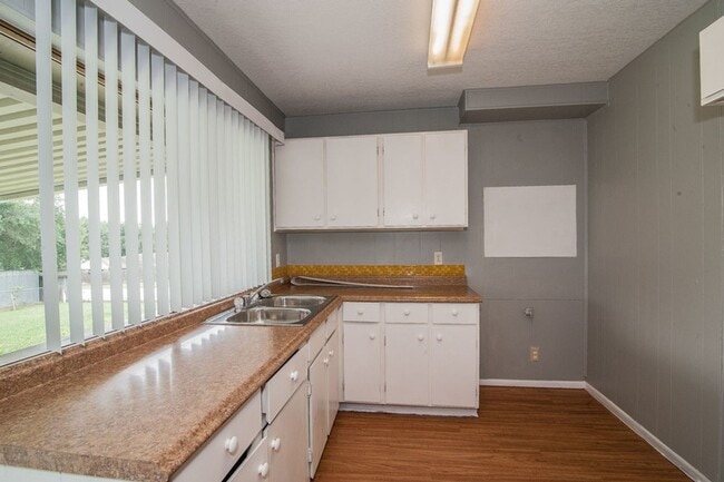 Building Photo - Cozy Remodeled House Near Downtown