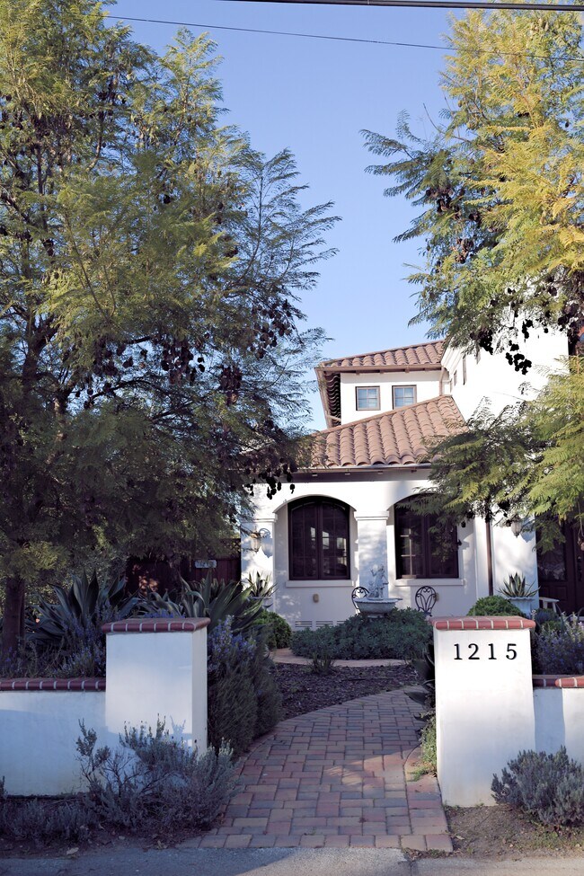 Foto del edificio - 1215 Altamead Dr