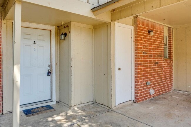 Building Photo - 6900 Branchwood Dr