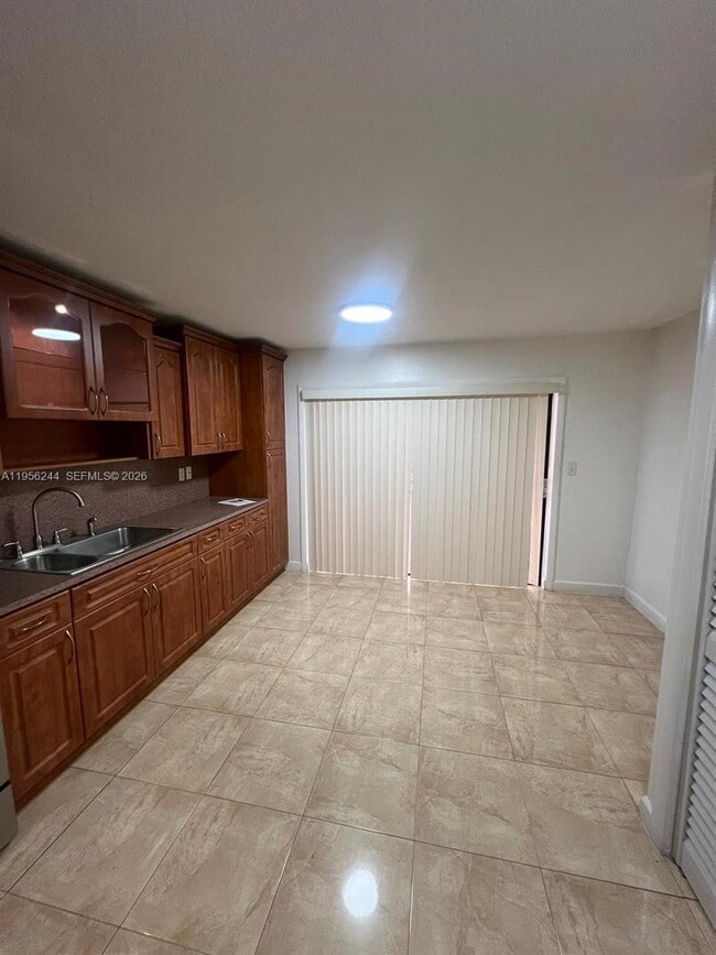 Building Photo - 1325 W 41st St