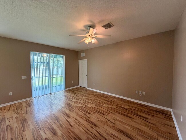 Foto del edificio - 633 Highland Meadows Ave