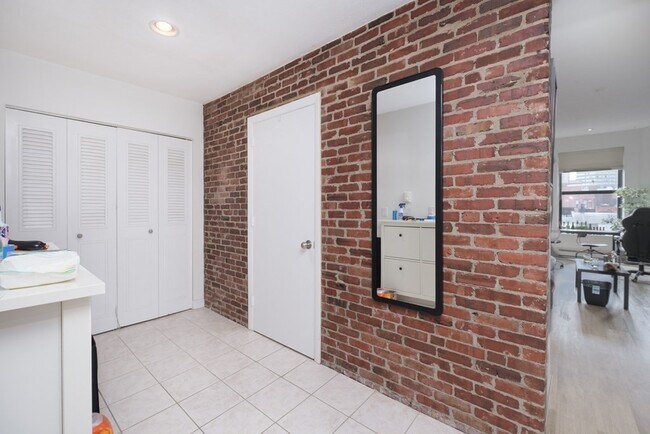 Foto del edificio - 165 Commonwealth Ave