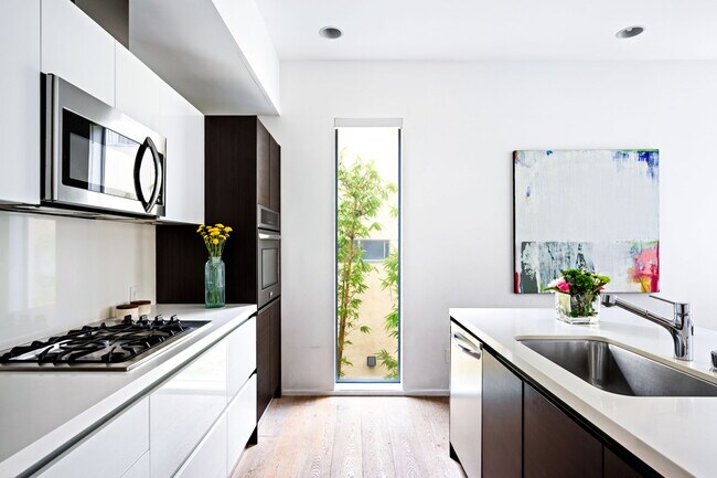 Foto del edificio - 749 S Cloverdale Ave