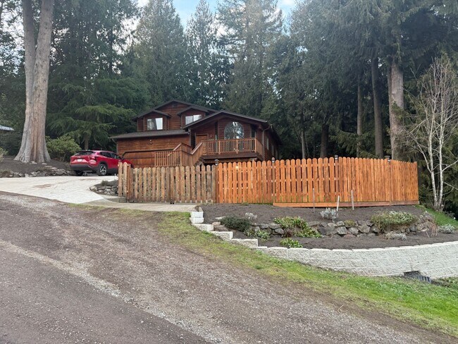 Building Photo - 3 BED 2.5 BATH WITH DAYLIGHT BASEMENT & BONUS ROOM - SPACIOUS CORNER LOT