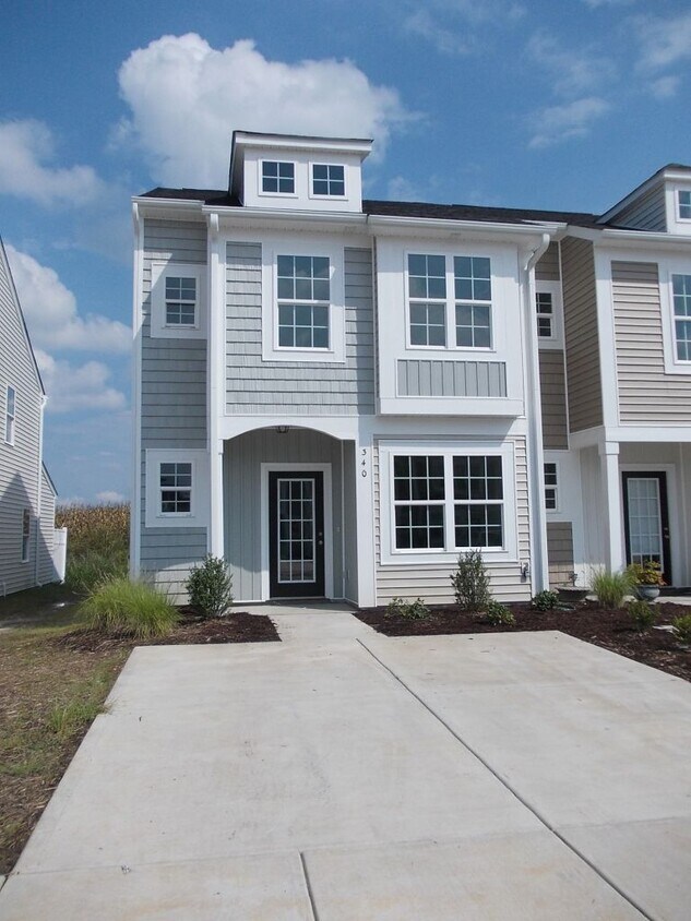 Foto principal - Rare 3 Bedroom townhome between Harrisburg...