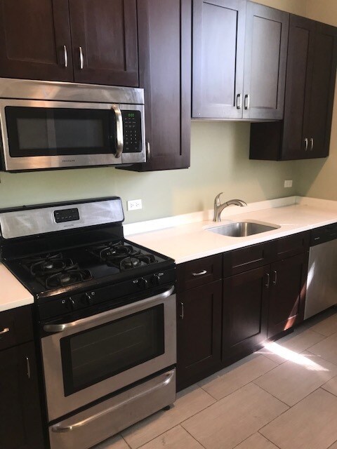 Foto del edificio - 2352 N Drake Ave