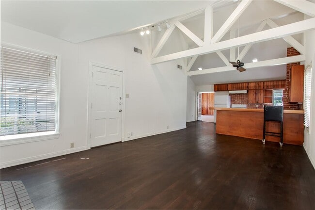 Building Photo - 9025 San Fernando Way
