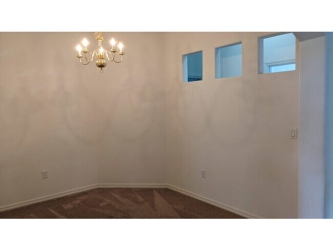 Foto del edificio - Spacious 4 Bedroom House on Cul de Sac, Pa...